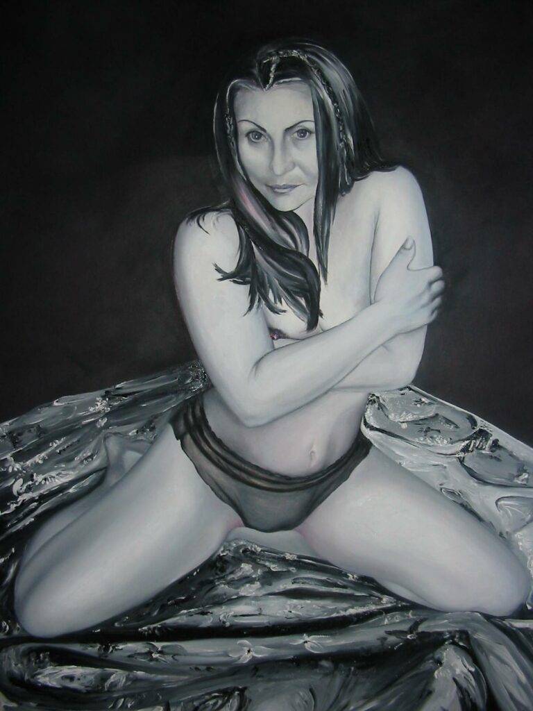 Nu féminin agenouillé, bras croisés sur les seins, en noir et blanc. Corps assumé ; 3ème thème de mon étude pour le nu féminin