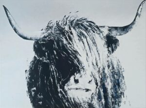 Vache irlandaise dans la neige en noir et blanc et bleu de Prusse. Apparition subtile sous les flocons