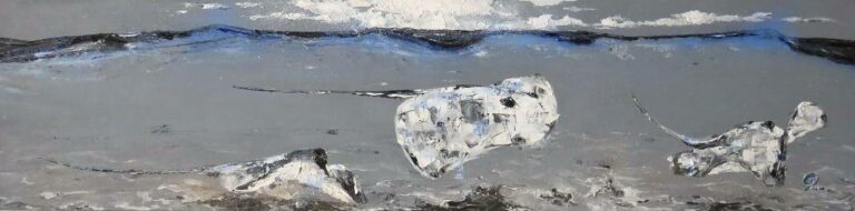 3 raies en lévitation sous la surface de l'océan, noir, blanc et bleu outremer. Hommage à la découverte des océans au travers des reportages de Cousteau. Prise de conscience sur la nécessaire protection marine ; l'alarme. No suprises de Radiohead